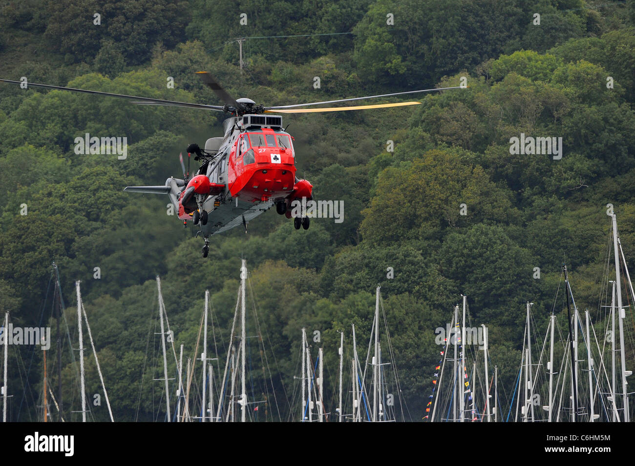 Un Sea King de la Marine royale de sauvetage par hélicoptère effectue une simulation de sauvetage sur la rivière Dart, Dartmouth. Banque D'Images