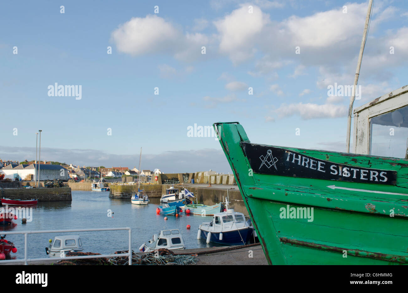 Johnshaven Harbour au coucher du soleil avec trois soeur de bow - bateau Kincardineshire Banque D'Images