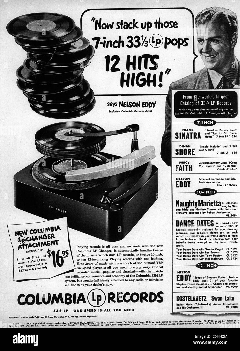 Nous Nelson Eddy film acteur et chanteur la promotion d'un enregistrement dans un changeur de juin 1950, le magazine américain Banque D'Images