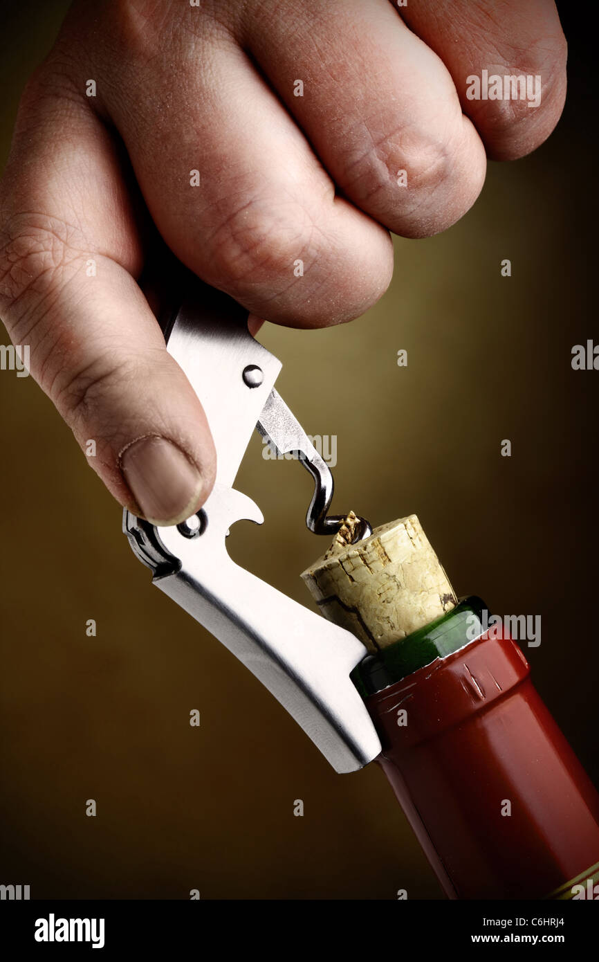 Ouverture de bouteille de vin sur fond noir Banque D'Images