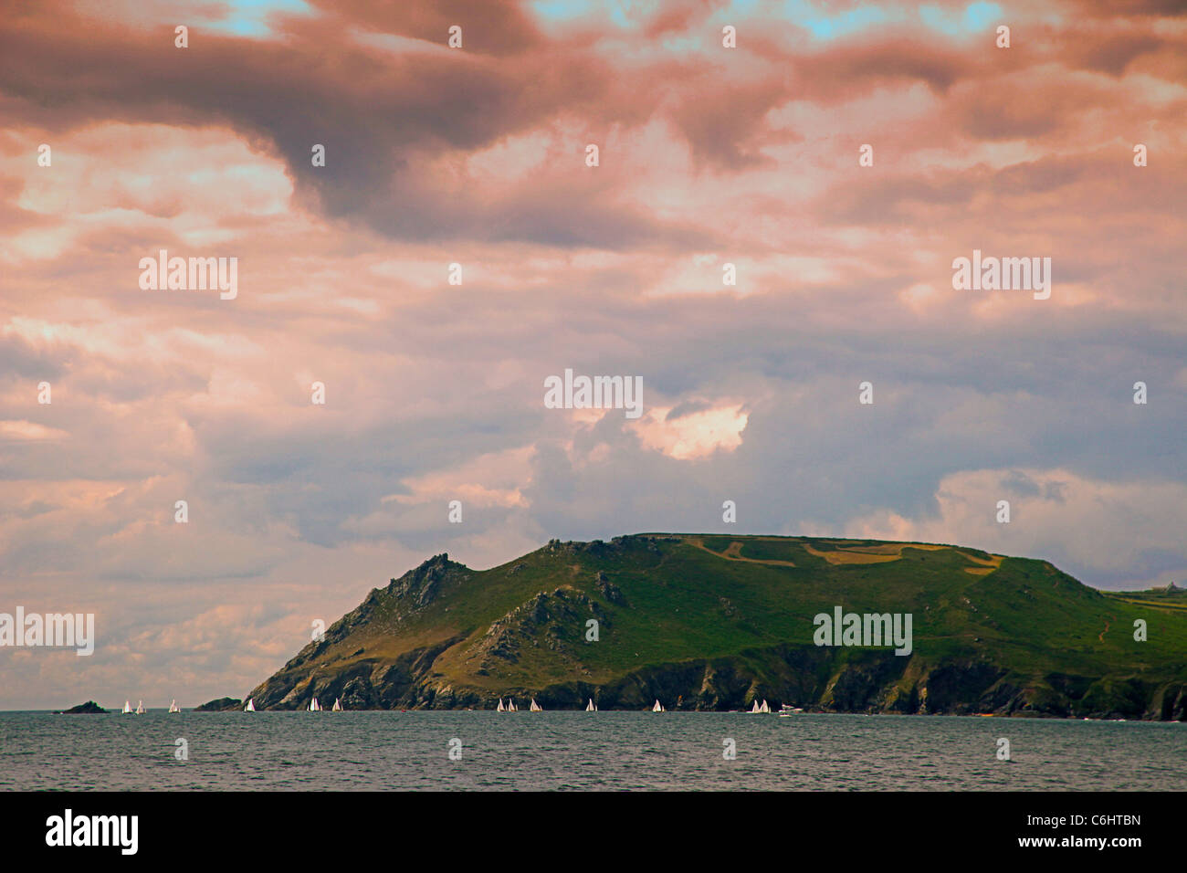 Dériveurs course en face de la tête de boulon sur la côte du sud du Devon, England, UK Banque D'Images