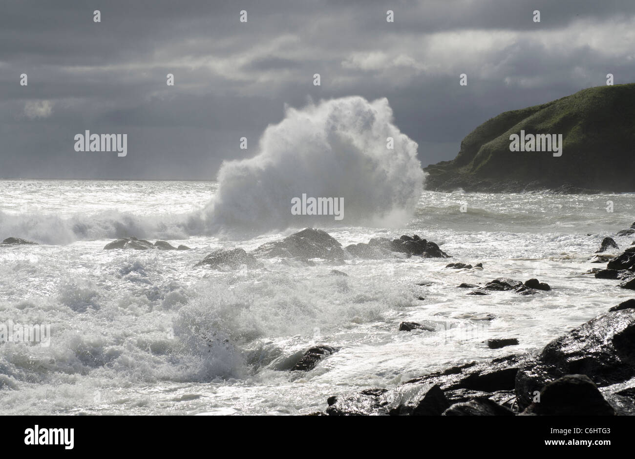 Stonehaven Bay avec surf massive se brisant sur un rivage rocailleux et sombre ciel d'orage - Kincardineshire Banque D'Images