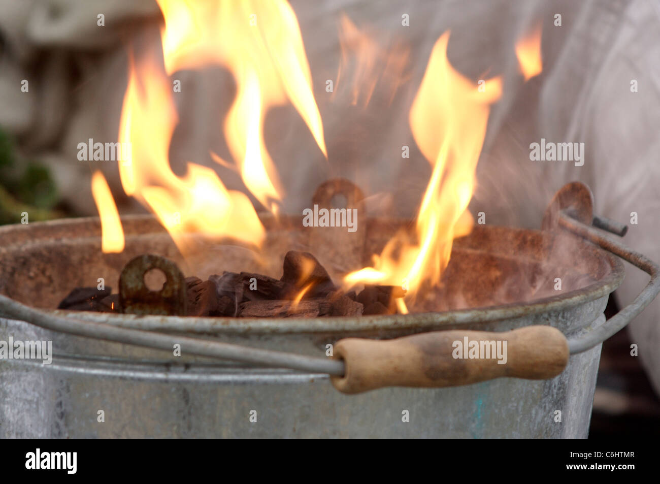 Libre de flammes qui sortent d'un petit barbecue comme le charbon de chauffe Banque D'Images