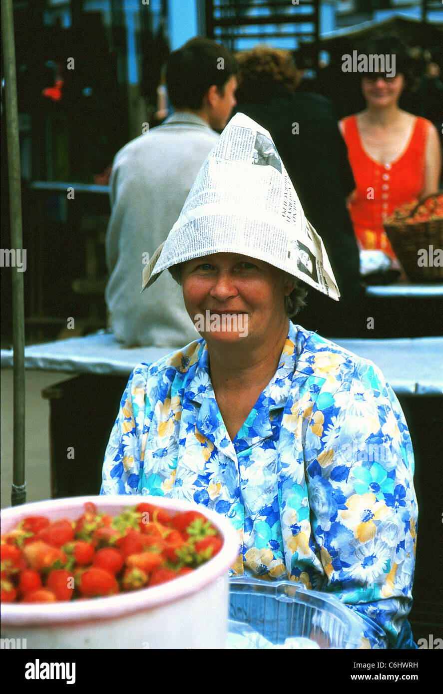 Vendeur de fraises au Marché Central, Vilnius, Lituanie Banque D'Images