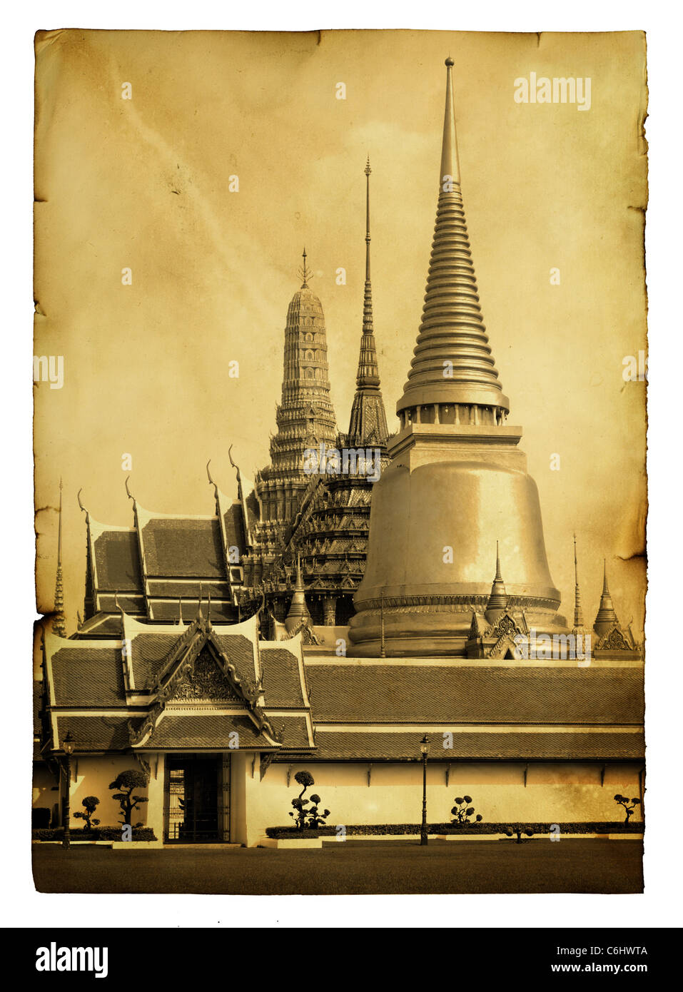 Vintage postcard (imitation) avec Wat Phra Kaeo à Bangkok Banque D'Images