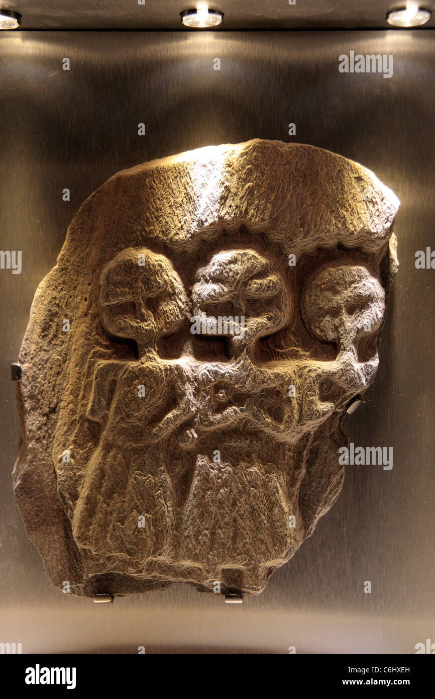 Trois déesses mères de la sculpture sur pierre dans le Roman Baths museum, baignoire, Somerset, Angleterre. Banque D'Images