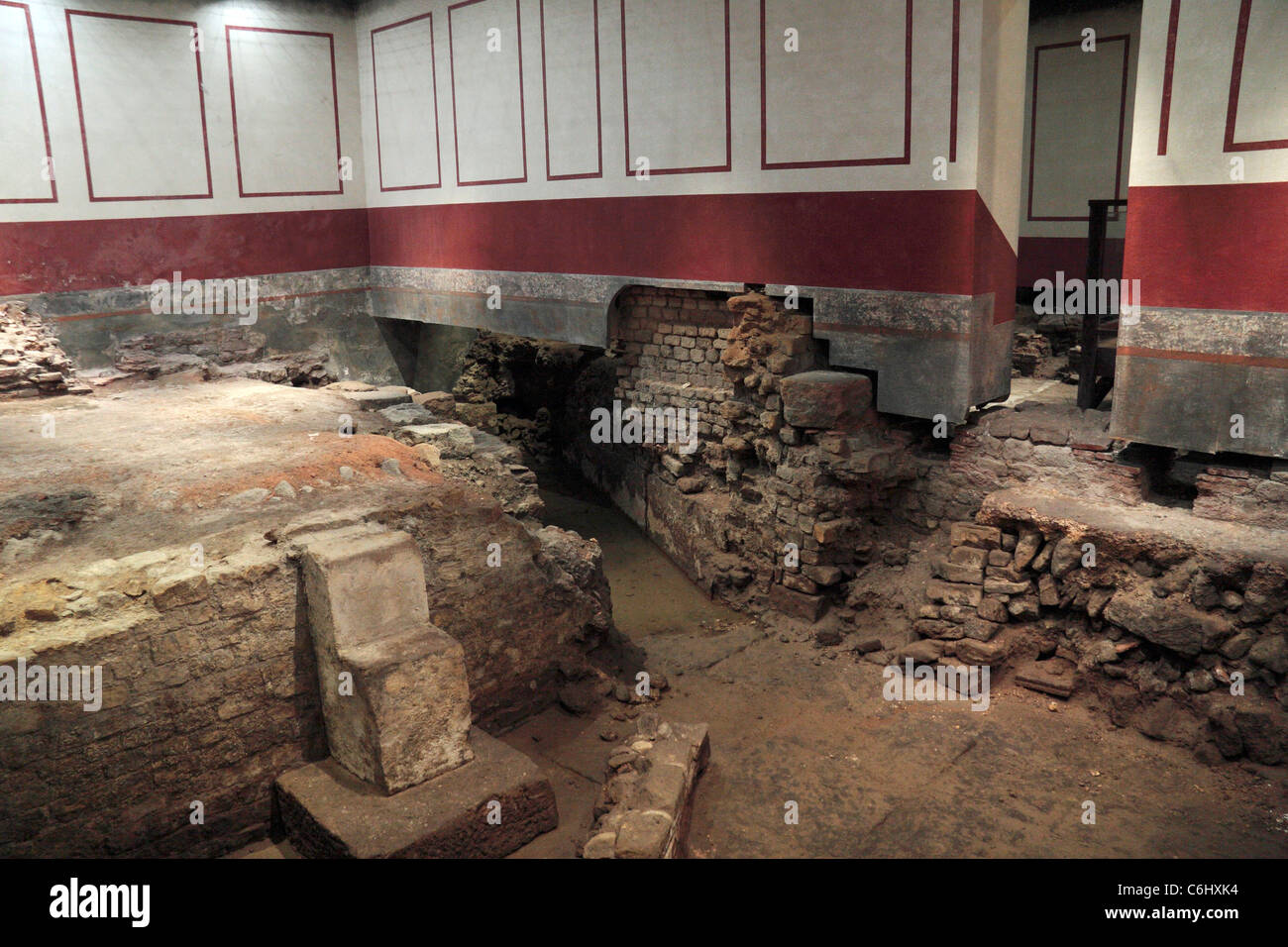 Vue de la salle de bain est décorée avec des murs en suspension (voir notes)-dans les bains romains, Bath, Somerset, Angleterre. Banque D'Images