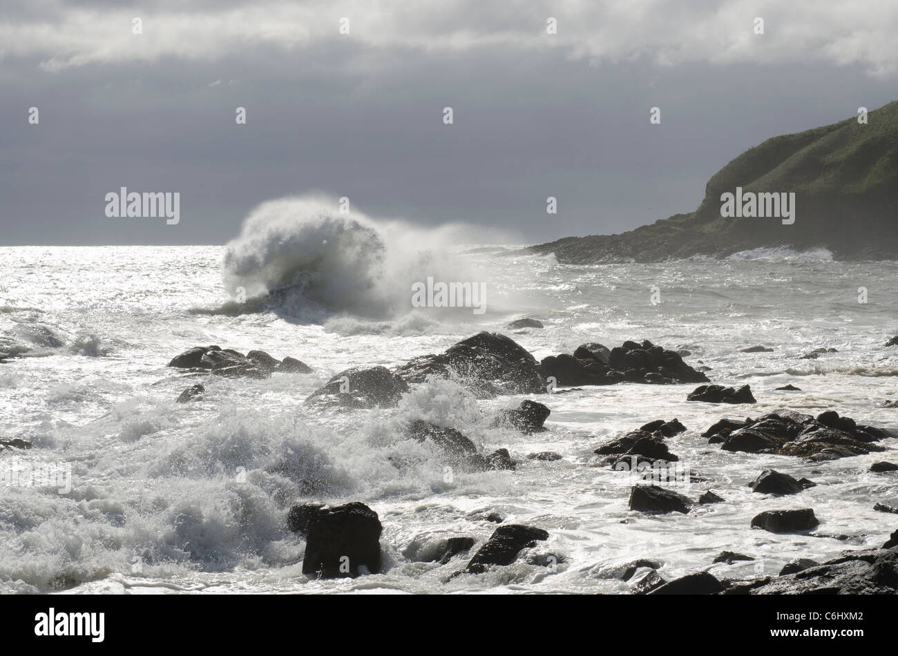 Big Surf s'écraser sur les rochers en tempête à Stonehaven Bay - Kincardineshire Banque D'Images