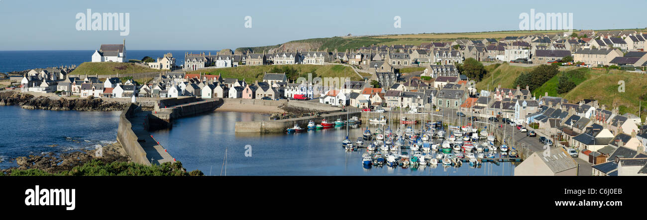 Vue panoramique sur Findochty Harbour avec extrémités de pignon et les navires à voile sur beau jour - côte de Moray Banque D'Images