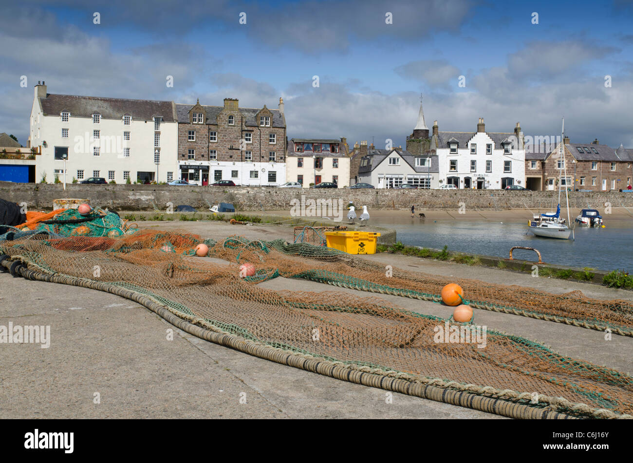 Les filets de pêche éparpillés dans le port de Stonehaven - Kincardienshire Banque D'Images
