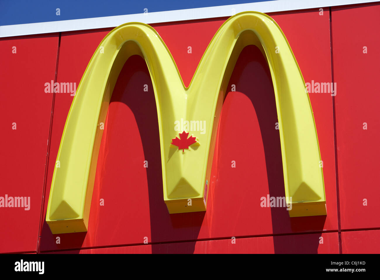 D'un restaurant Mcdonald's Golden Arches logo avec le symbole de la feuille d'érable canadienne Winnipeg Manitoba canada Banque D'Images