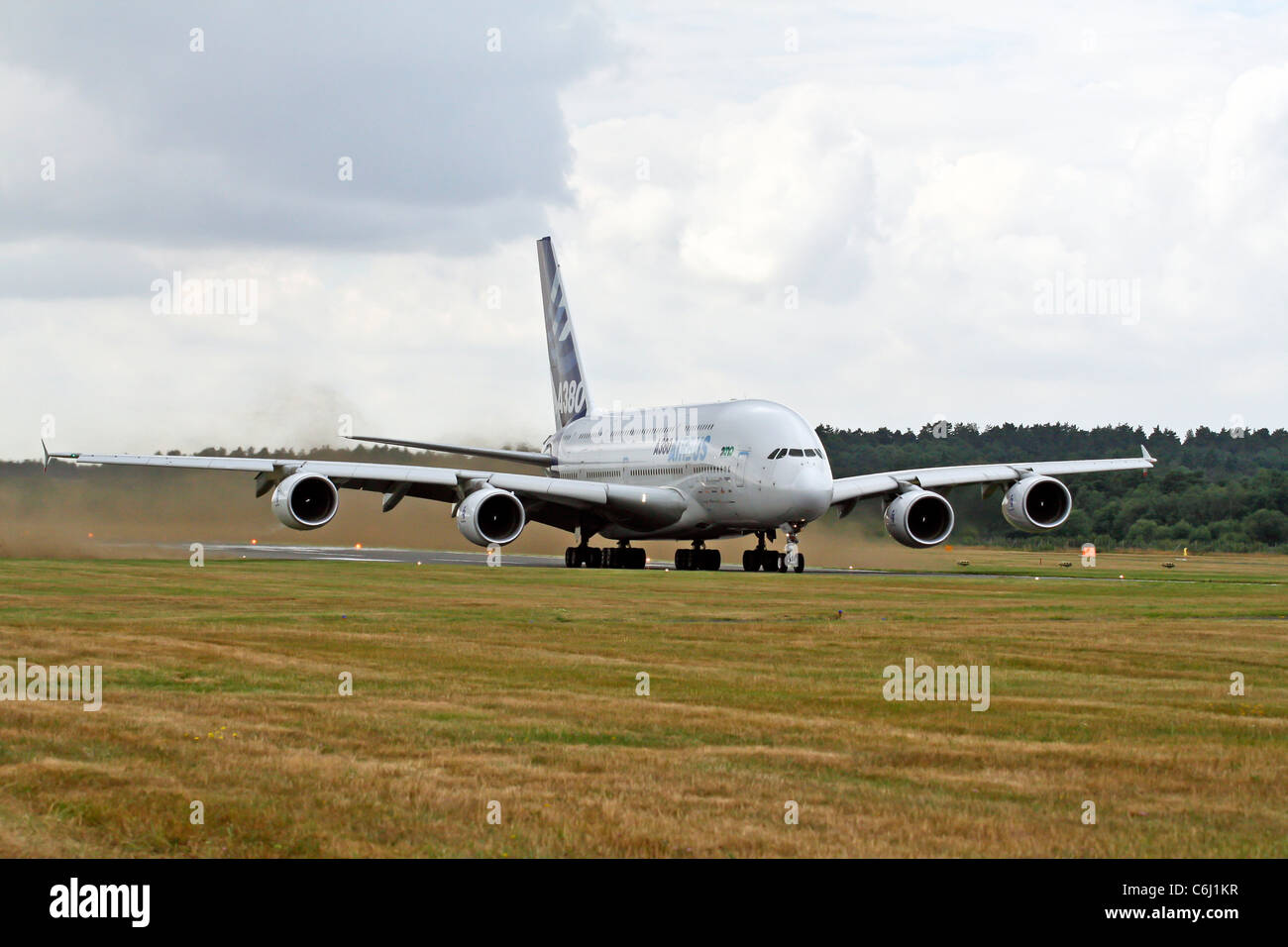 L’Airbus A380, le plus grand avion commercial au monde, a été exposé au salon international de l’aéronautique de Farnborough, présentant sa taille, son design et ses capacités dans le domaine de l’aviation commerciale. Banque D'Images