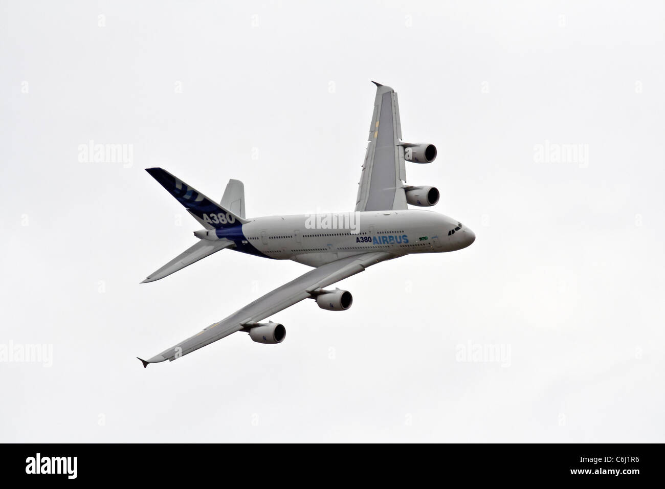 L’Airbus A380, le plus grand avion de passagers au monde, a été exposé au salon international de l’aéronautique de Farnborough, présentant sa taille et ses capacités dans le domaine de l’aviation commerciale. Banque D'Images