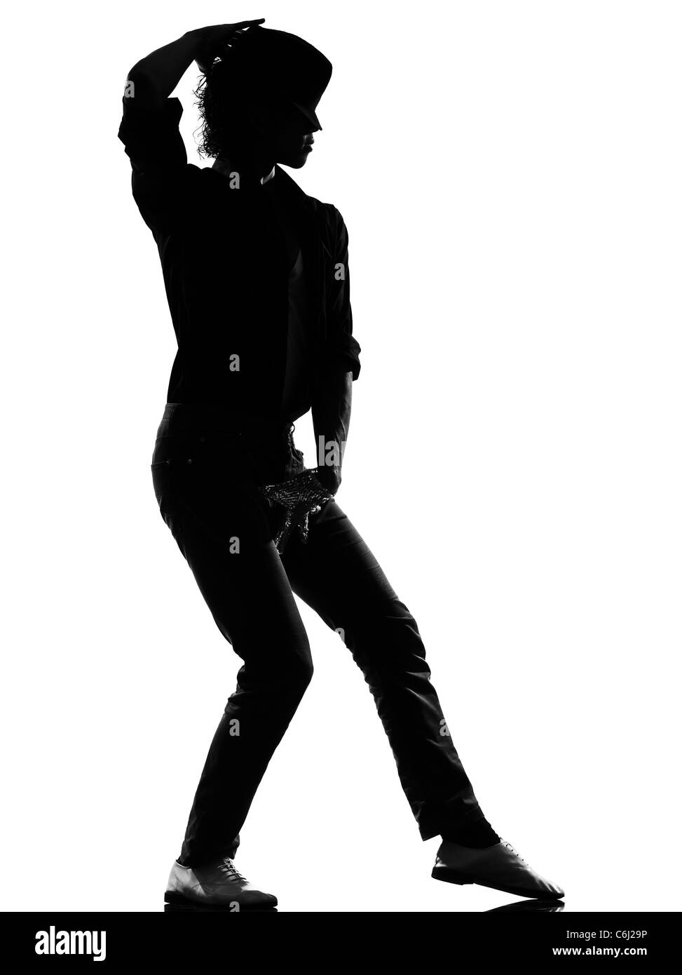 Longueur totale silhouette d'un jeune homme danseur hip hop funky r&b sur studio isolé sur fond blanc Banque D'Images