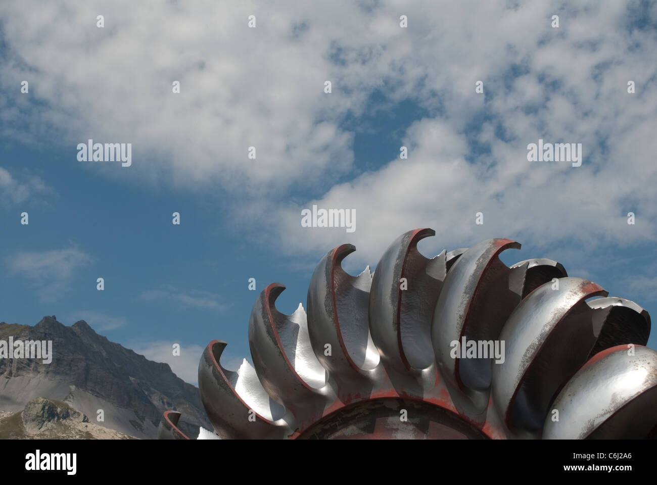 Ancienne turbine hydro-électrique contre un ciel alpin suisse - Lac d'Emosson Banque D'Images