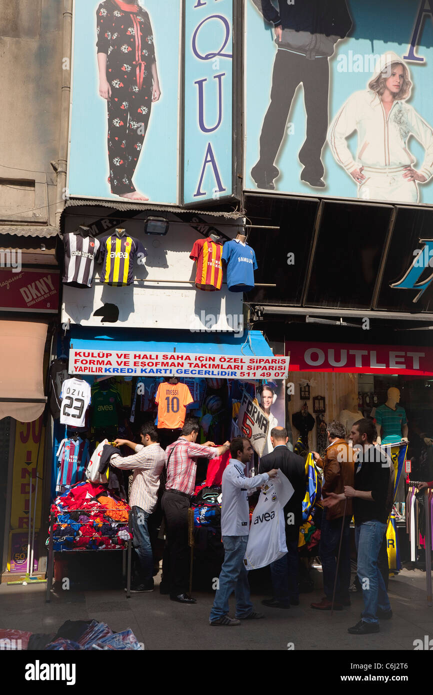 La Turquie, Istanbul, Eminonu, boutique de maillots de football. Banque D'Images