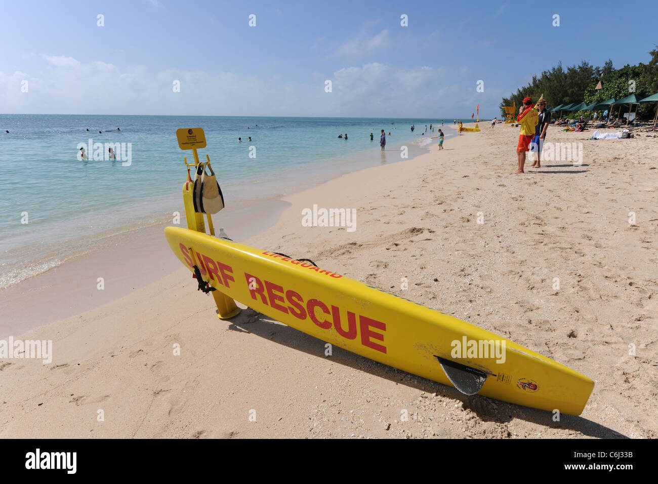 Scène de plage avec planche de surf, surf live savers, Green Island, Grande Barrière de Corail, Queensland, Australie Banque D'Images