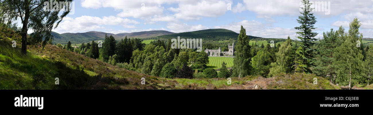 Vue panoramique de Balmoral Estate et le château en été avec arbres et pelouse - Royal Deeside Banque D'Images