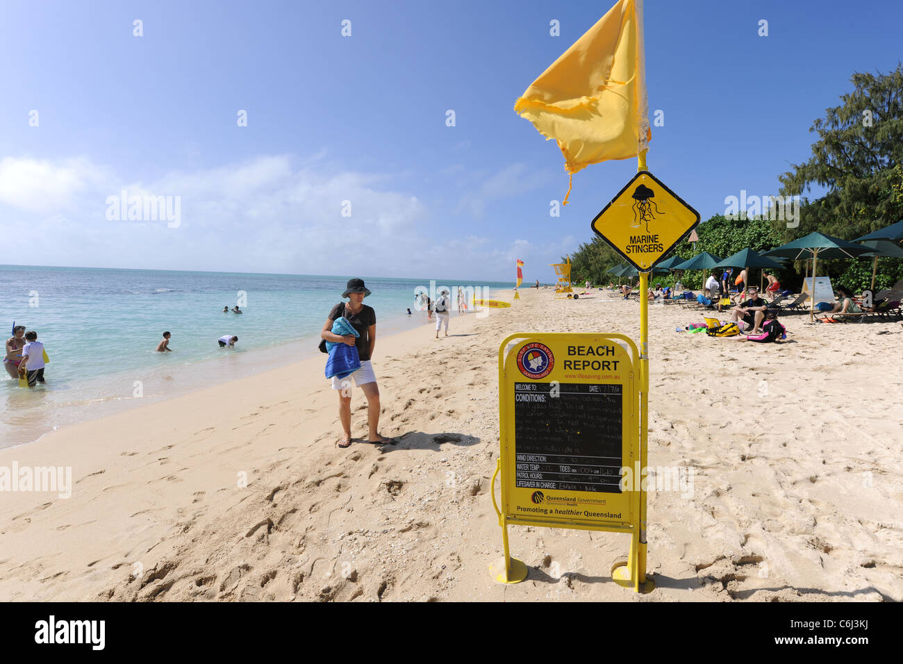 Rapport de la plage et de la Marine de Stingers panneau d'avertissement, Green Island, Grande Barrière de Corail, Queensland, Australie Banque D'Images