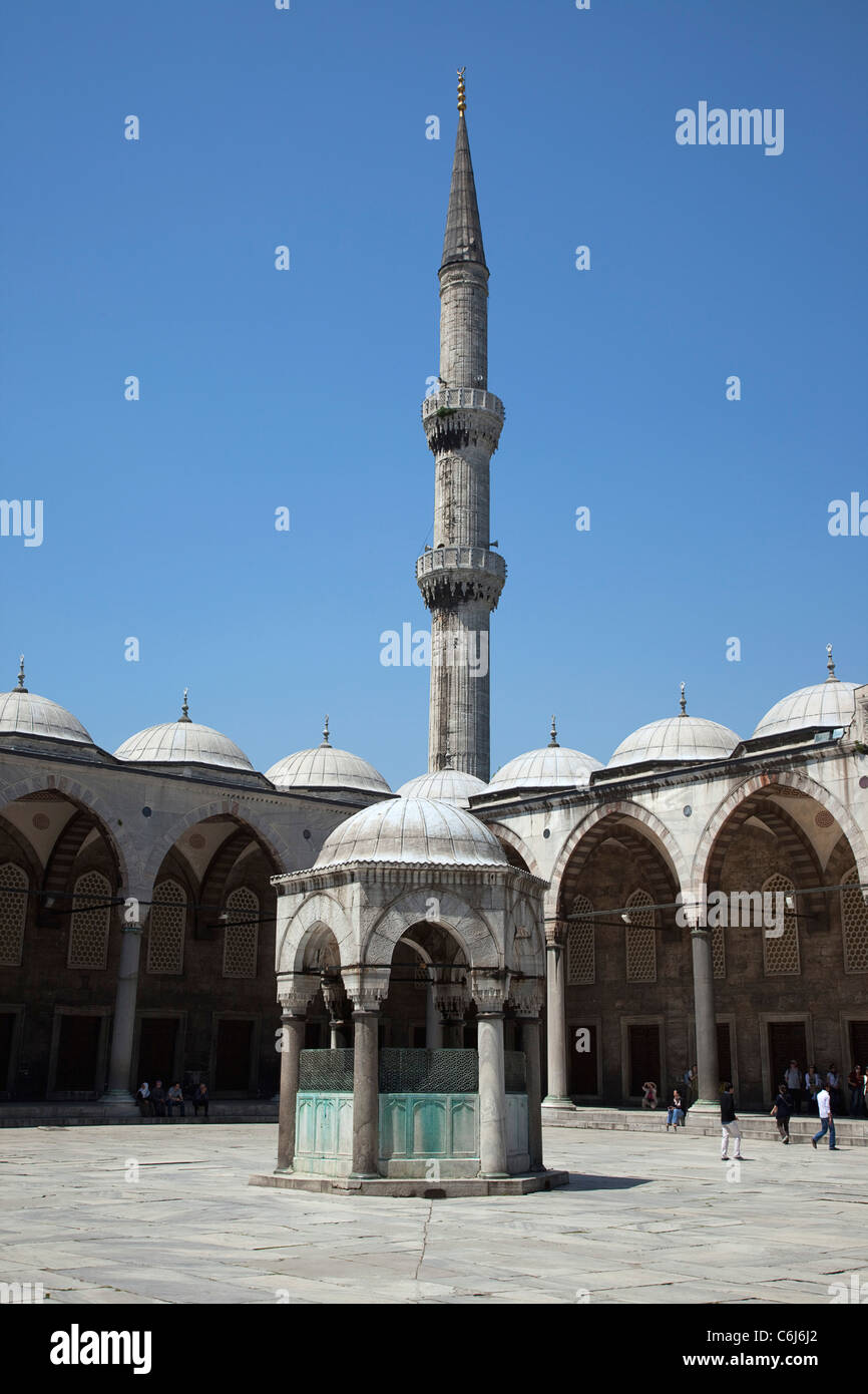 La Turquie, Istanbul, Sultanahmet Camii, la Mosquée Bleu, cour avec minaret. Banque D'Images