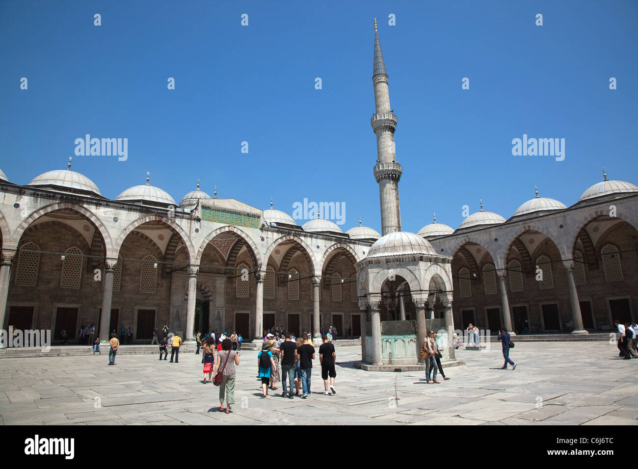La Turquie, Istanbul, Sultanahmet Camii, la Mosquée Bleu, cour avec minaret. Banque D'Images