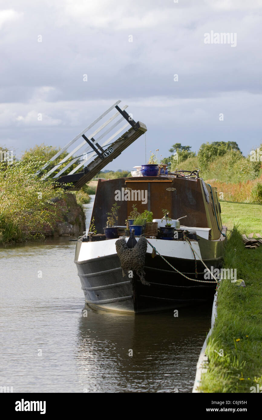 Un petit bateau sur le canal au Kings Sutton Banque D'Images