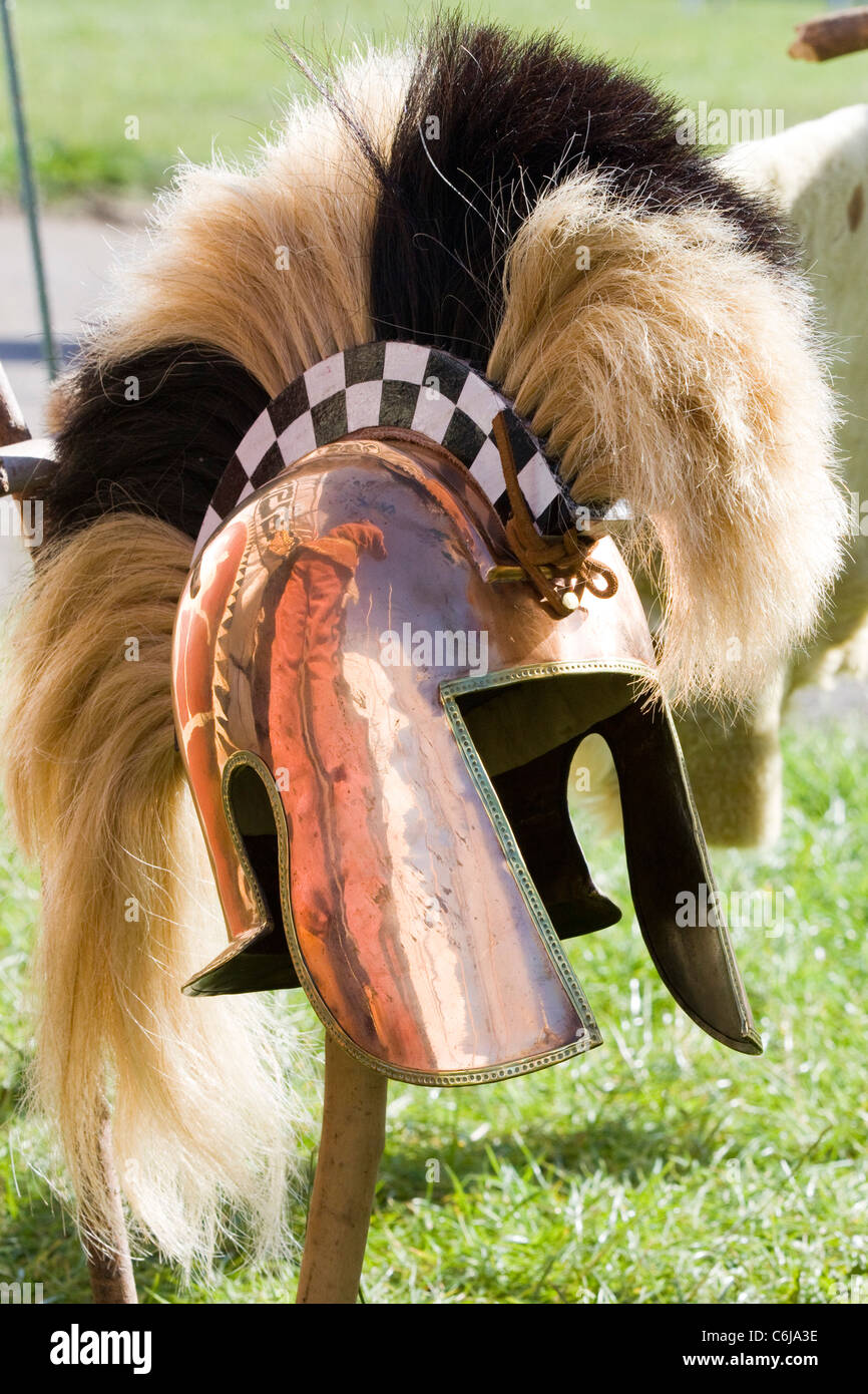 Casque de guerre grecque à une reconstitution Banque D'Images