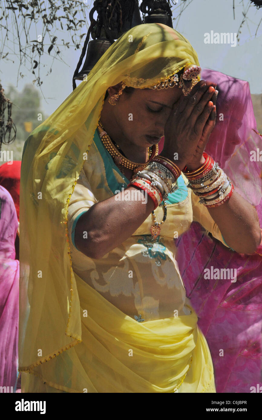 Femme Tribal priaient à modifier les collines Aravalli Rajasthan Inde Banque D'Images