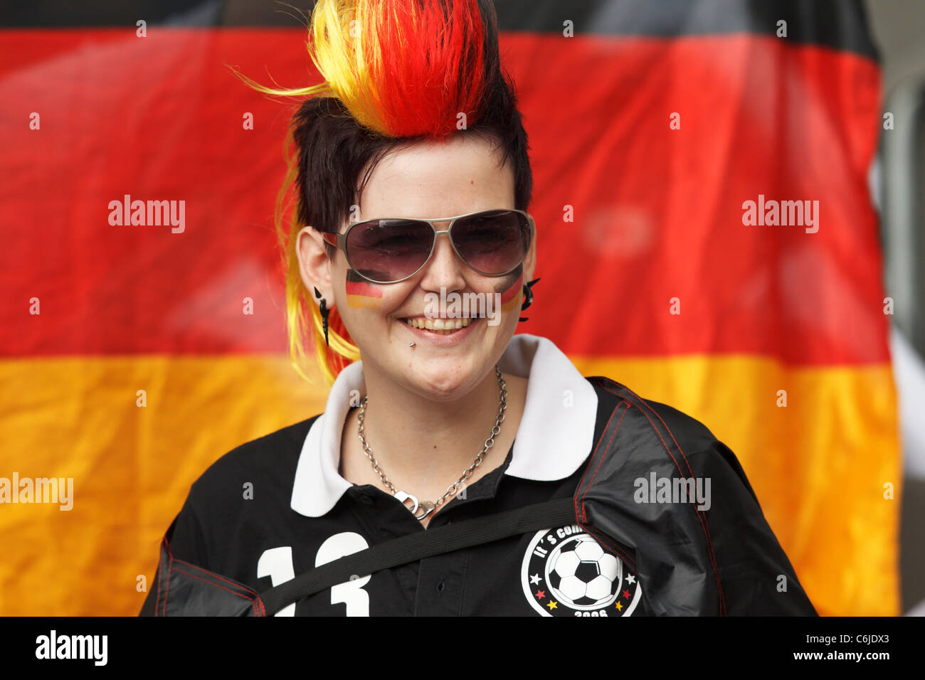 Un partisan de l'Allemagne sourit avant le match d'ouverture de la Coupe du Monde féminine Coupe du monde entre l'Allemagne et le Canada. Banque D'Images