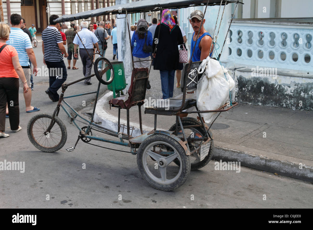 L'auto a fait trois vélos de roues et sur l'homme de Cuba Street. Le centre-ville de Viñales, Pinar del Rio, Cuba, octobre 2010 Banque D'Images