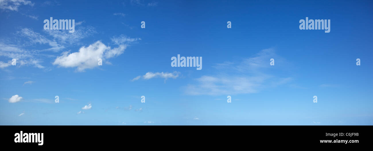Sur le magnifique paysage du ciel du matin. Vue panoramique tourné. Banque D'Images Sur le magnifique paysage du ciel du matin. Vue panoramique tourné. Banque D'Images