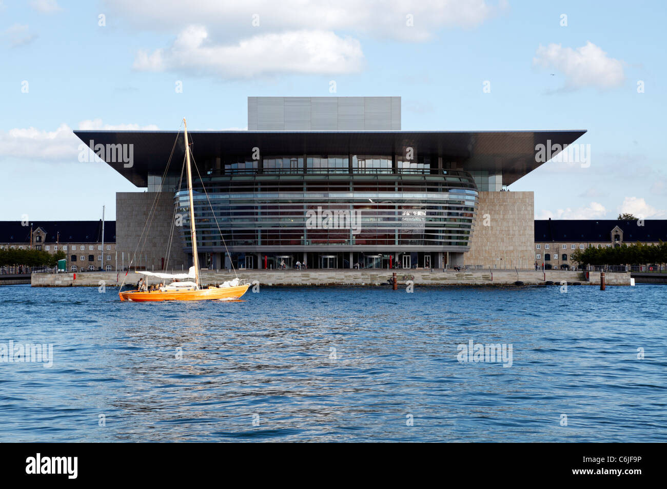 Voilier en passant par l'Opéra royal danois dans le port intérieur de Copenhague, Danemark. Architecture moderne de Henning Larsen. Don de A.P. Møller. Banque D'Images