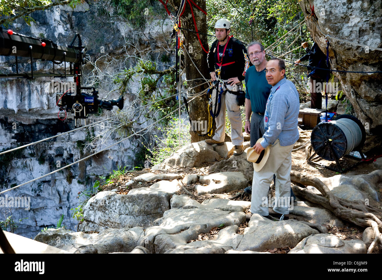 Le Président Felipe Calderon du Mexique et Peter Greenberg avant descente dans Sotano de los Gonondrinos, la Caverne des hirondelles Banque D'Images