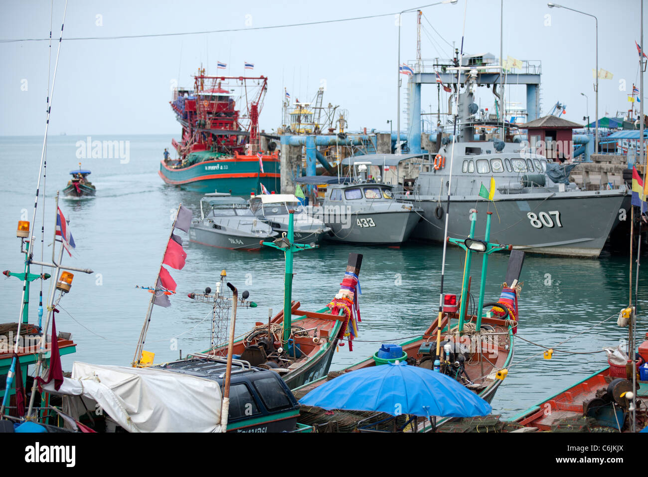 Bateaux colorés birman et thaïlandais les navires de croisière à Thetsaban Na Thon port, Ko Samui, Thaïlande Banque D'Images