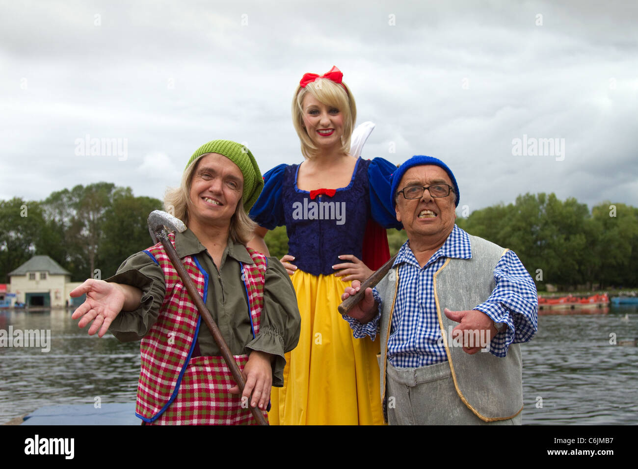 Jenny Jones, Jamie John, Albert Wilkinson La troupe de 'Snow White' & les Sept Nains midget, Grand Théâtre, Blackpool, Lancashire, UK Banque D'Images