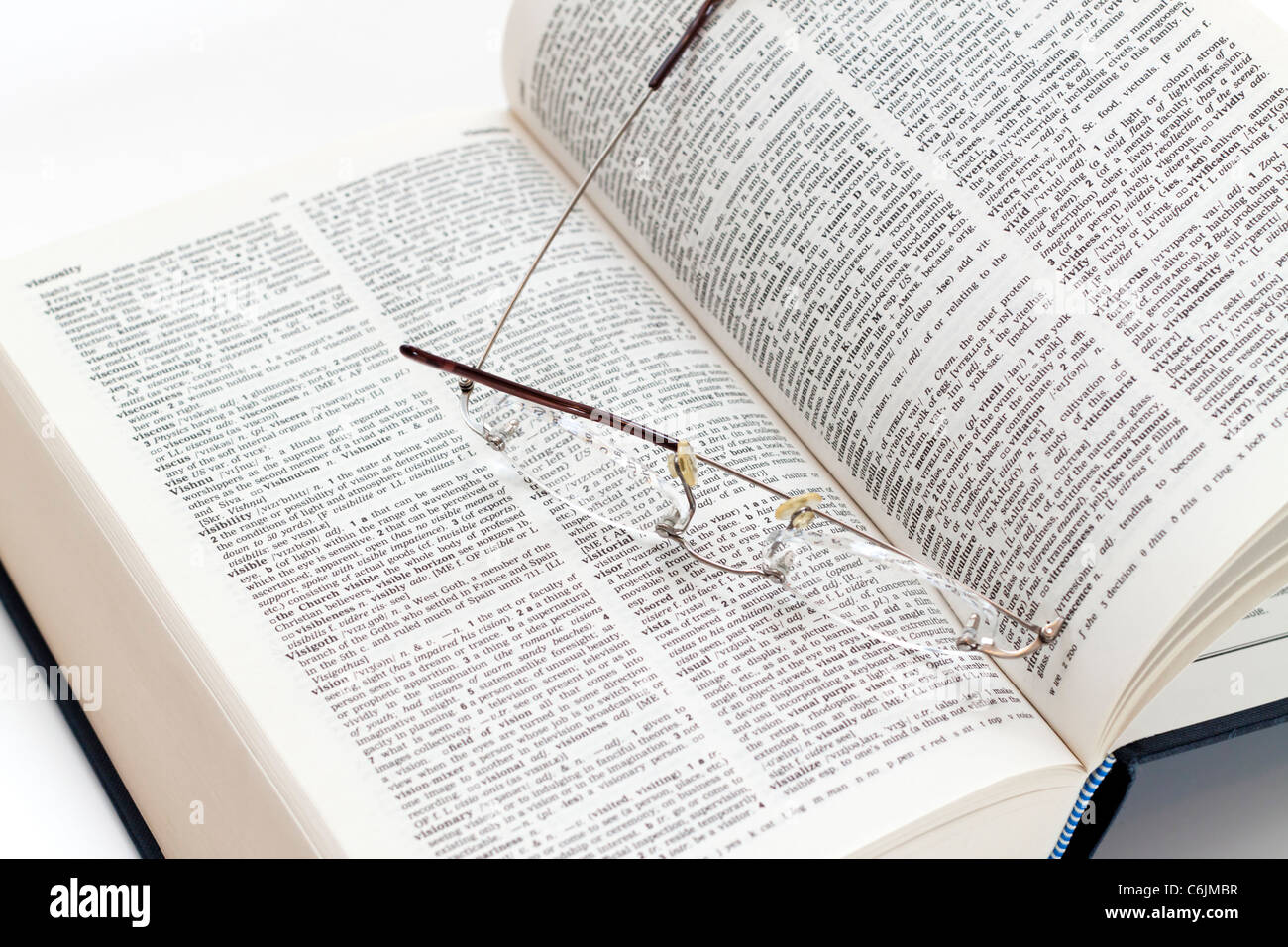 Une paire de lunettes de lecture sur un dictionnaire ouvert Banque D'Images