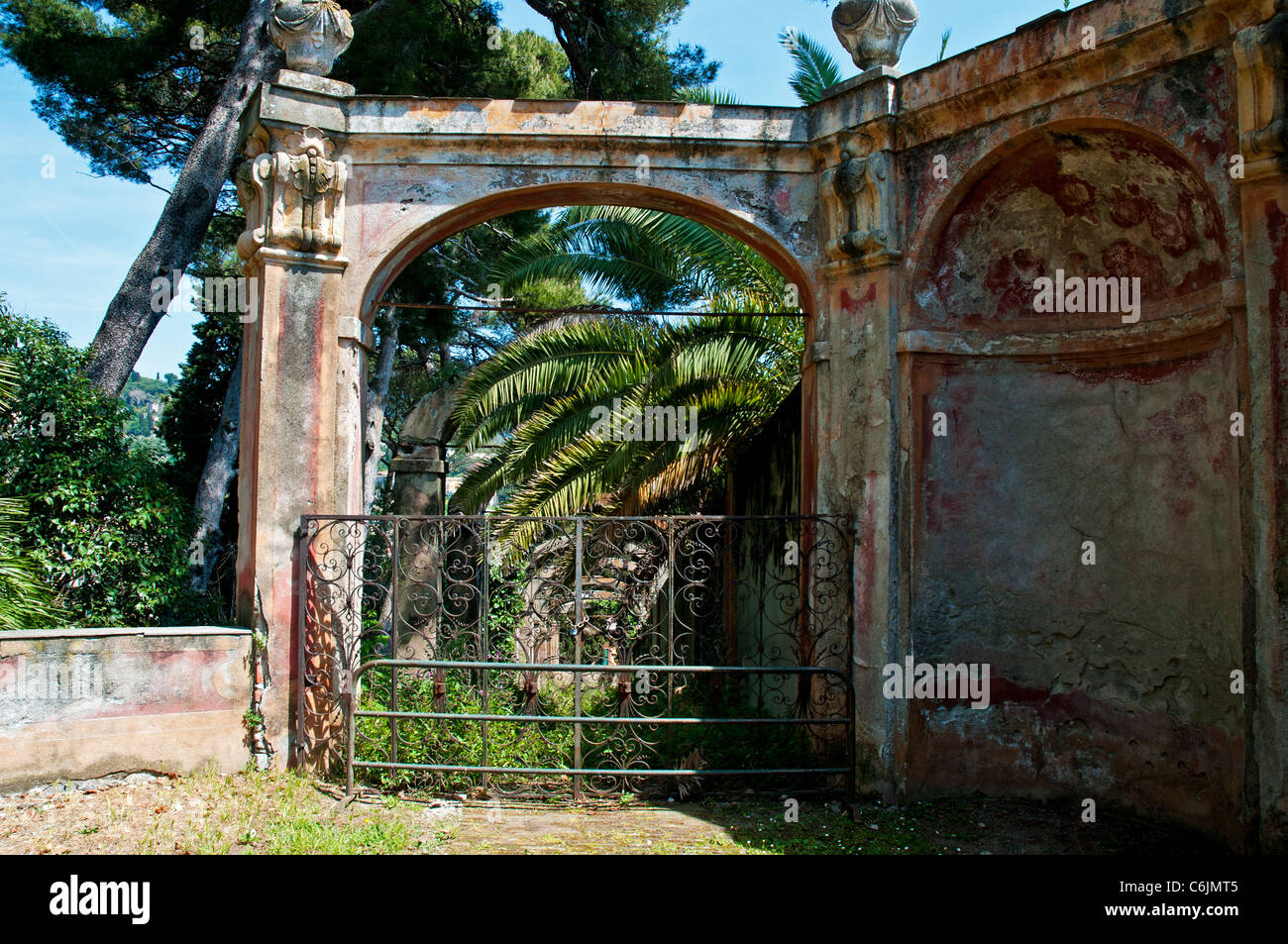 L'élégant porche disparu l'entrée dans une arcade arboricole du 17ème siècle dans les jardins de la Villa Durazzo, Santa Margherita Banque D'Images