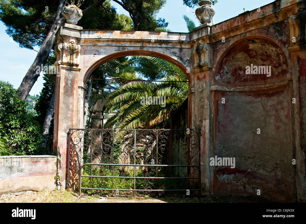 L'élégant porche disparu l'entrée dans une arcade arboricole du 17ème siècle dans les jardins de la Villa Durazzo, Santa Margherita Banque D'Images