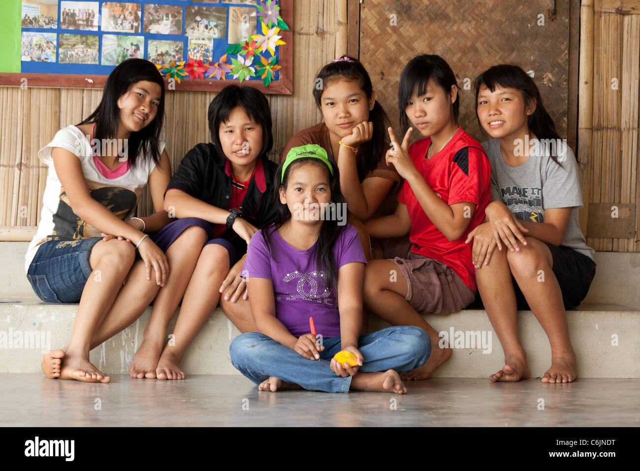 Thai girls posing dans l'école de rééducation en Thaïlande, c'est une école pour les enfants maltraités, souvent vendus pour la prostitution. Banque D'Images