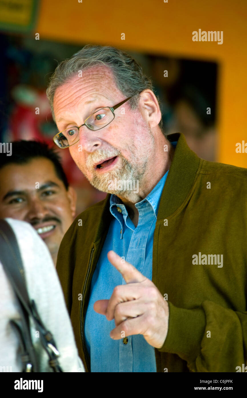 Peter Greenberg tours bois atelier de bricolage à Oaxaca au Mexique lors du tournage : La Tournée royale Banque D'Images