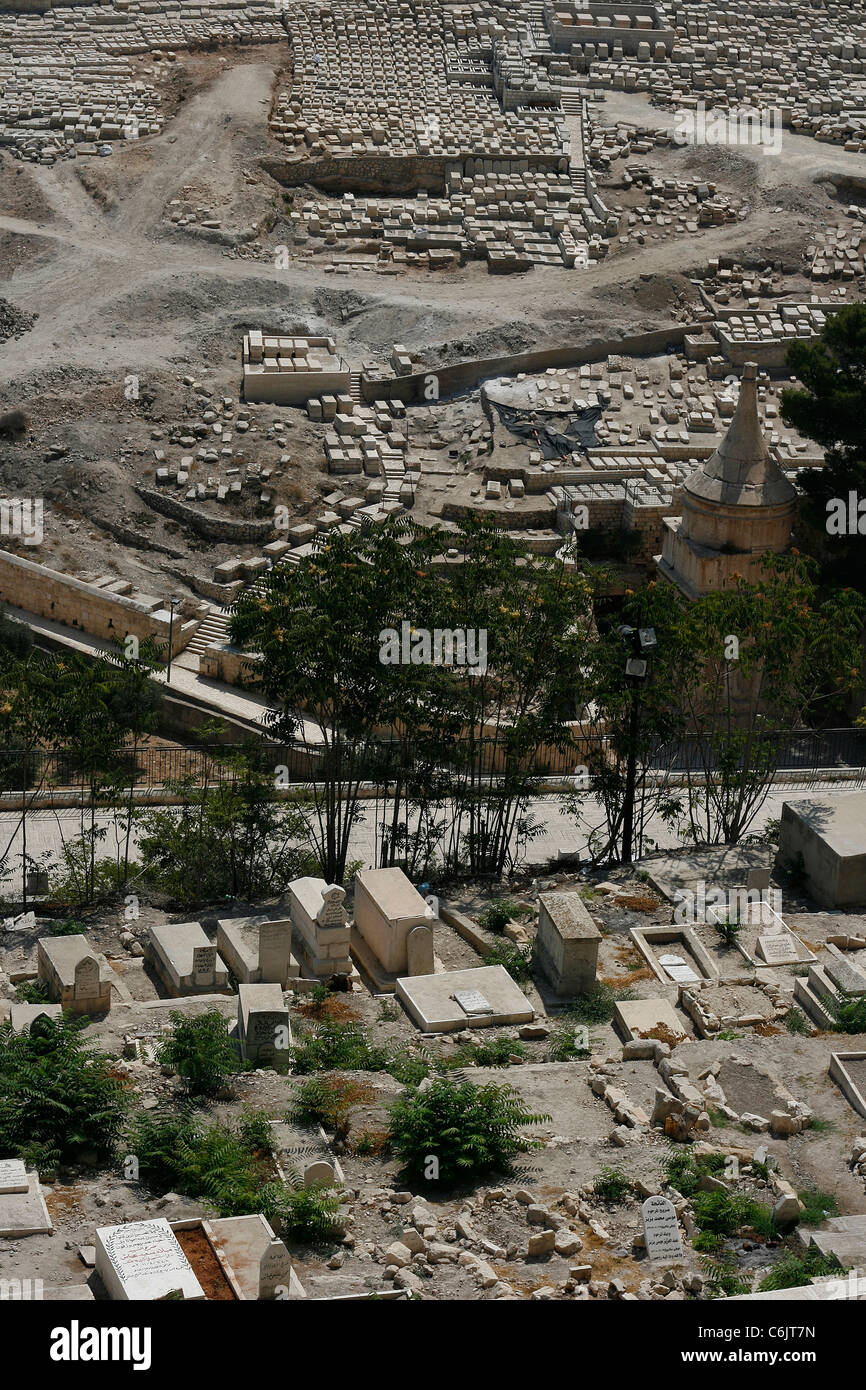 Tombes islamiques sur le mont du Temple en face du cimetière juif avec le tombeau d'Absalon sur le Mont des Oliviers à Jérusalem. Banque D'Images