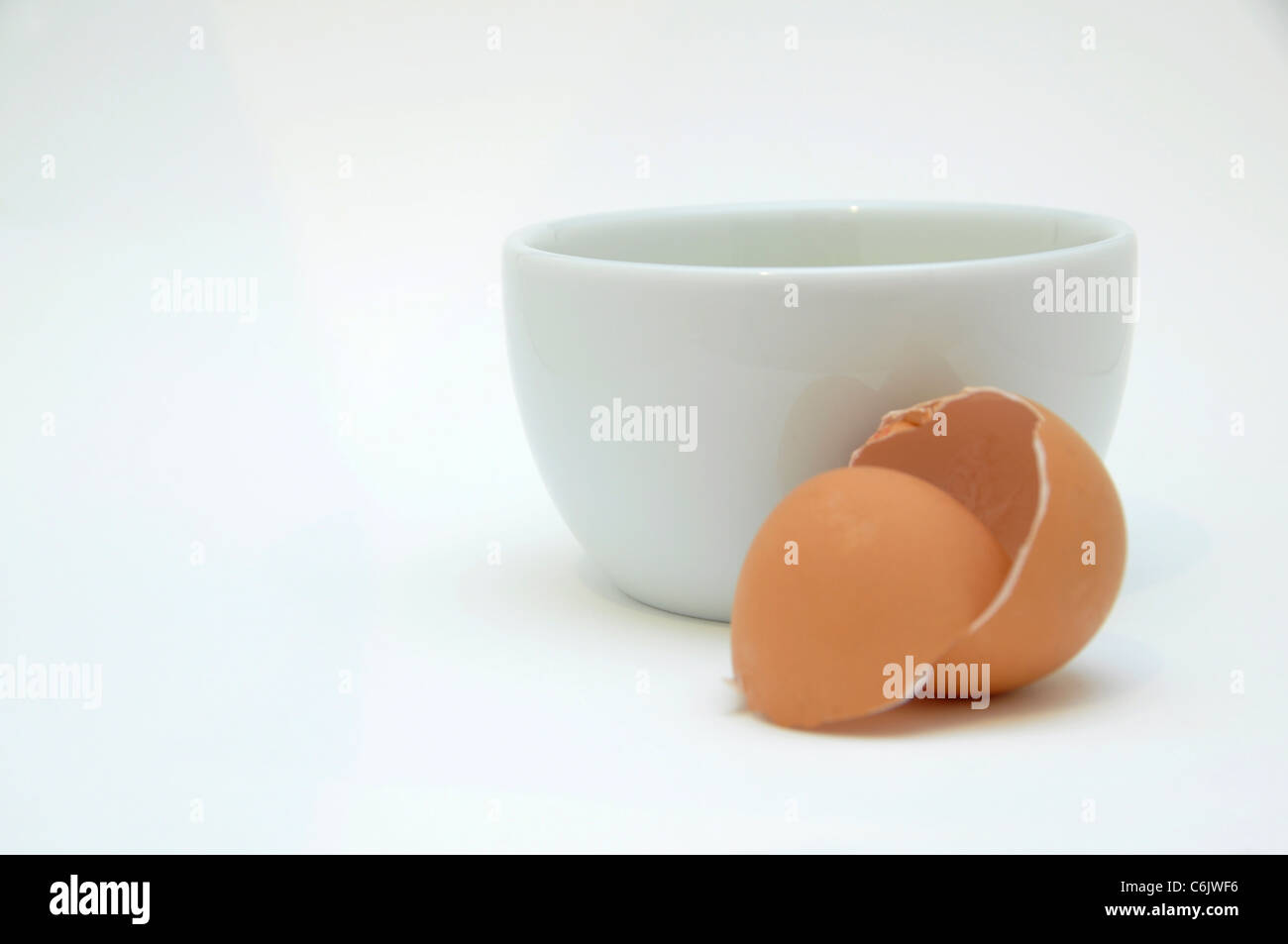 Bol avec des oeufs fêlés Banque D'Images