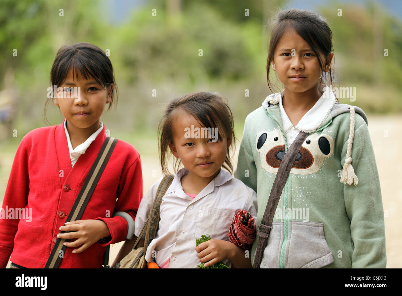 Les filles à l'extérieur du Laos portrait, Vang Vieng, Laos Banque D'Images