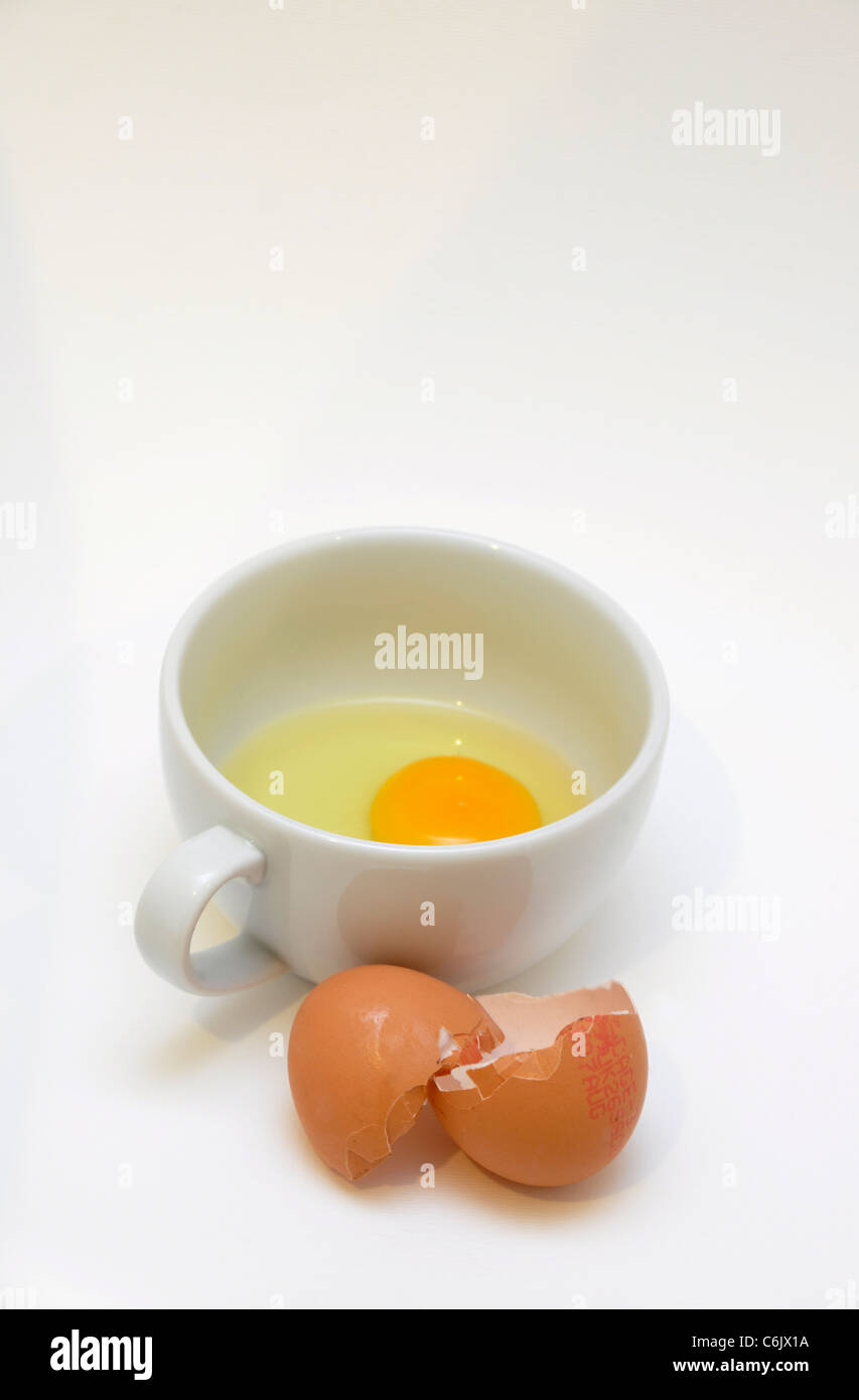 Bol d'oeufs fêlés Banque D'Images