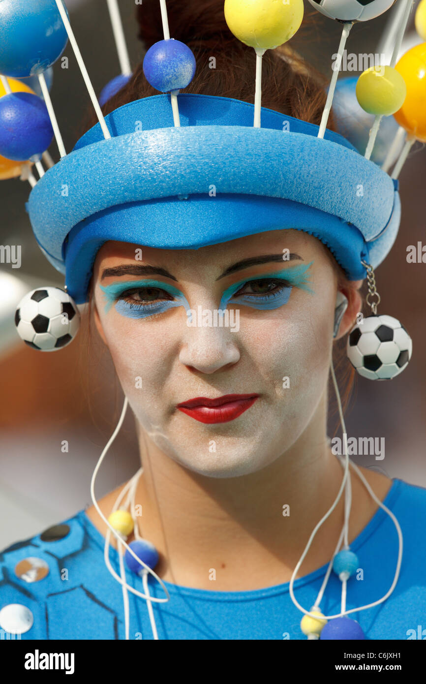 Un interprète se prépare pour la cérémonie d'ouverture de la Coupe du monde féminine de football de la FIFA à Berlin, en Allemagne. Banque D'Images