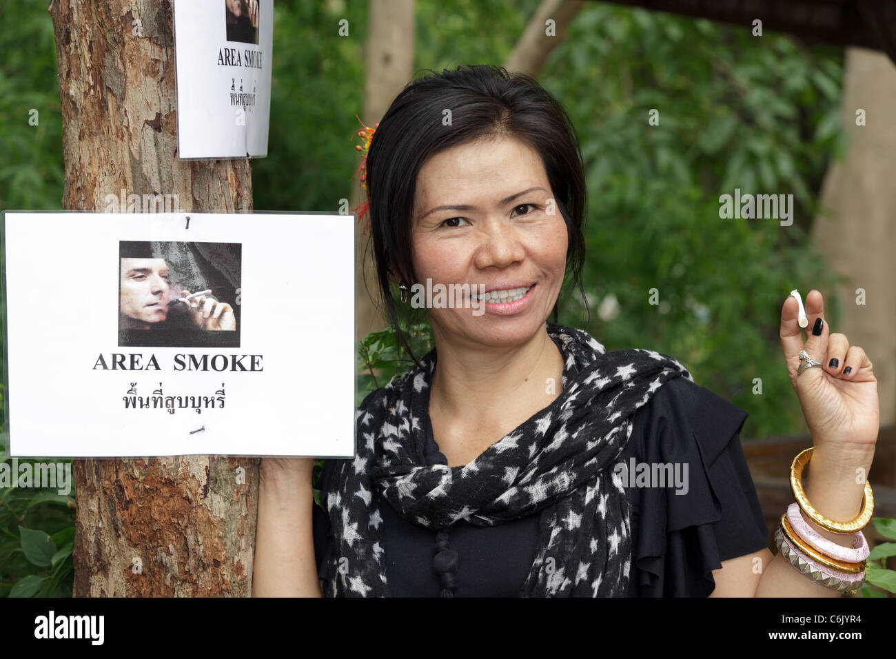 Asian woman smoking cigarette, debout près de fumeurs, Thaïlande Banque D'Images