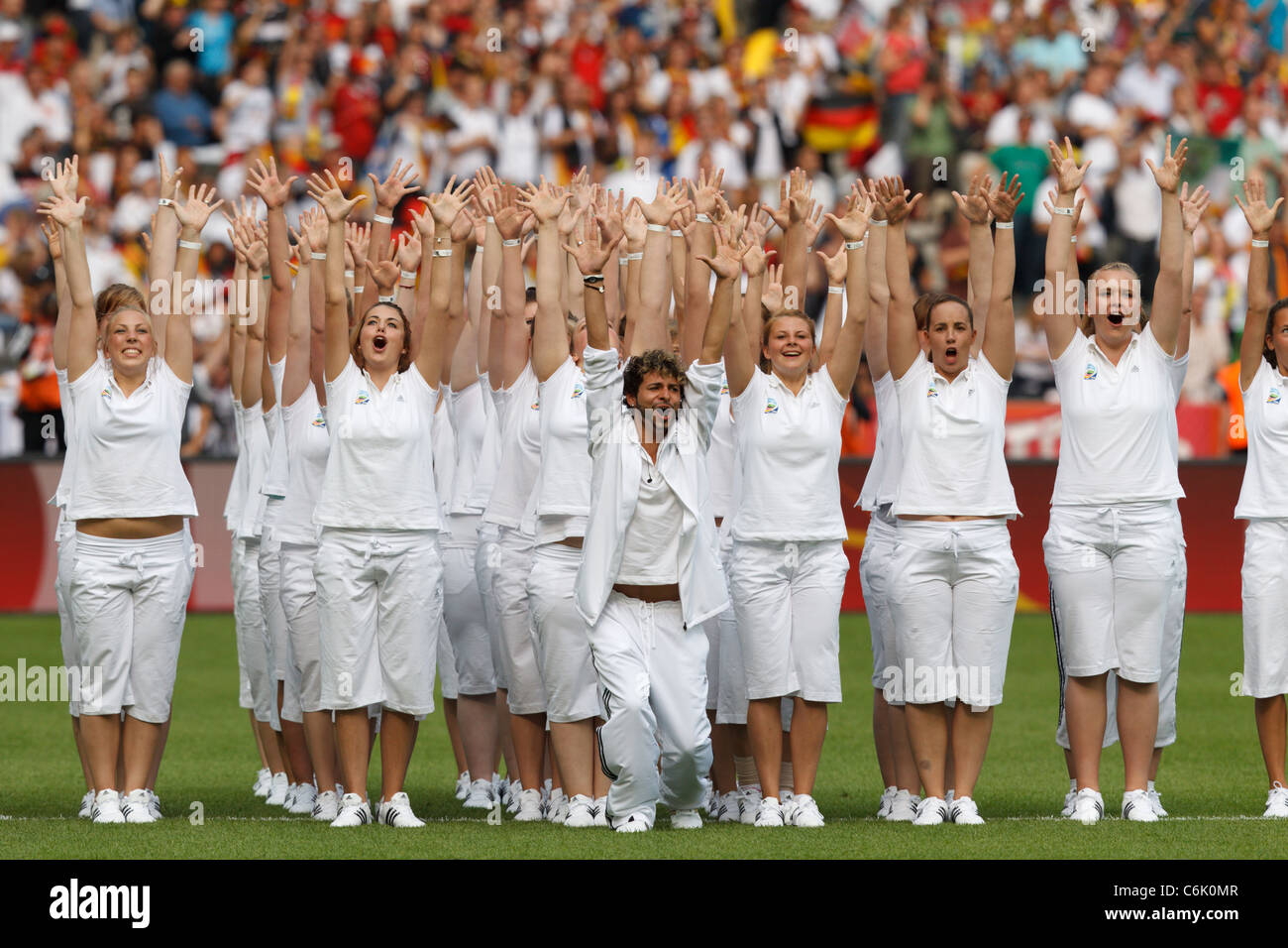 Les artistes chantent et lèvent les bras lors de la cérémonie d'ouverture de la Coupe du monde féminine de football de la FIFA 2011. Banque D'Images