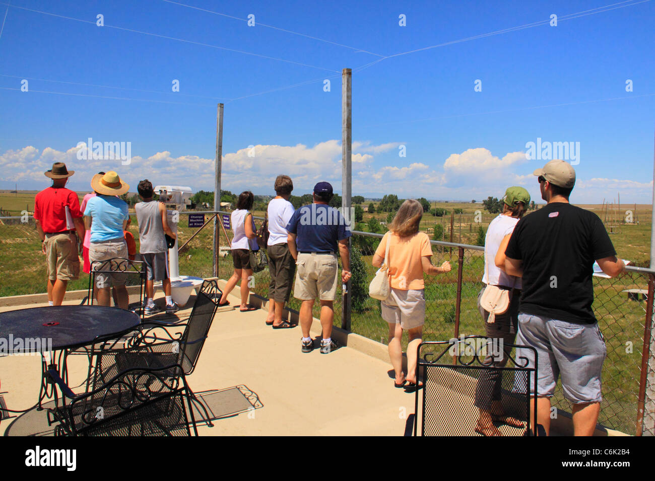 Les visiteurs sur la terrasse d'observation élevés à l'animal sauvage Sanctuaire, Denver , Colorado, USA Banque D'Images
