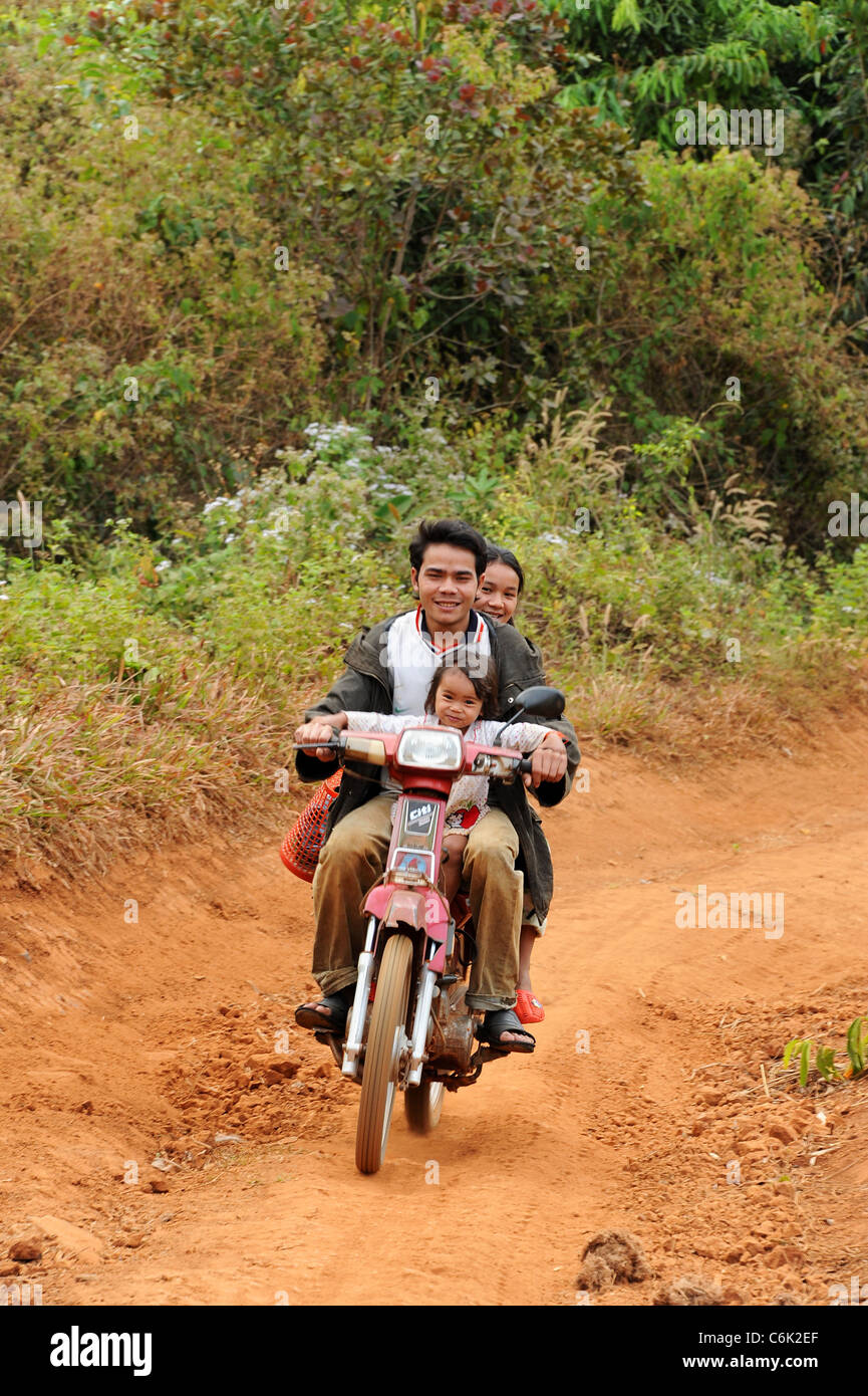 Trois sur une moto. Campagne Cambodgienne Banque D'Images