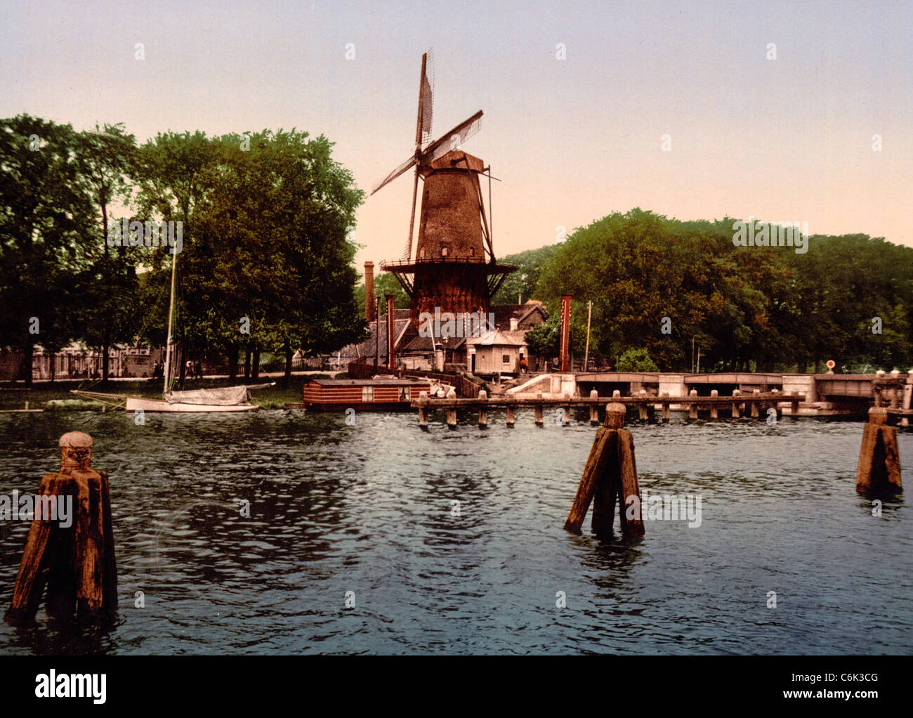 La Spaarne et moulin, Haarlem, Hollande, vers 1900 Banque D'Images